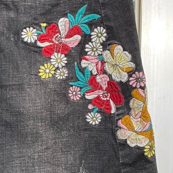 Black Floral Embroidered High-Waist Denim Skirt - Picture 3 of 4